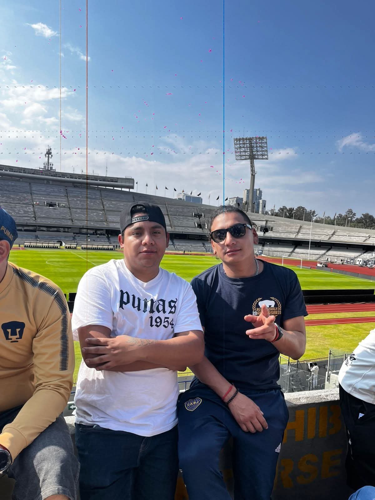 German y acompañante en estadio de Pumas